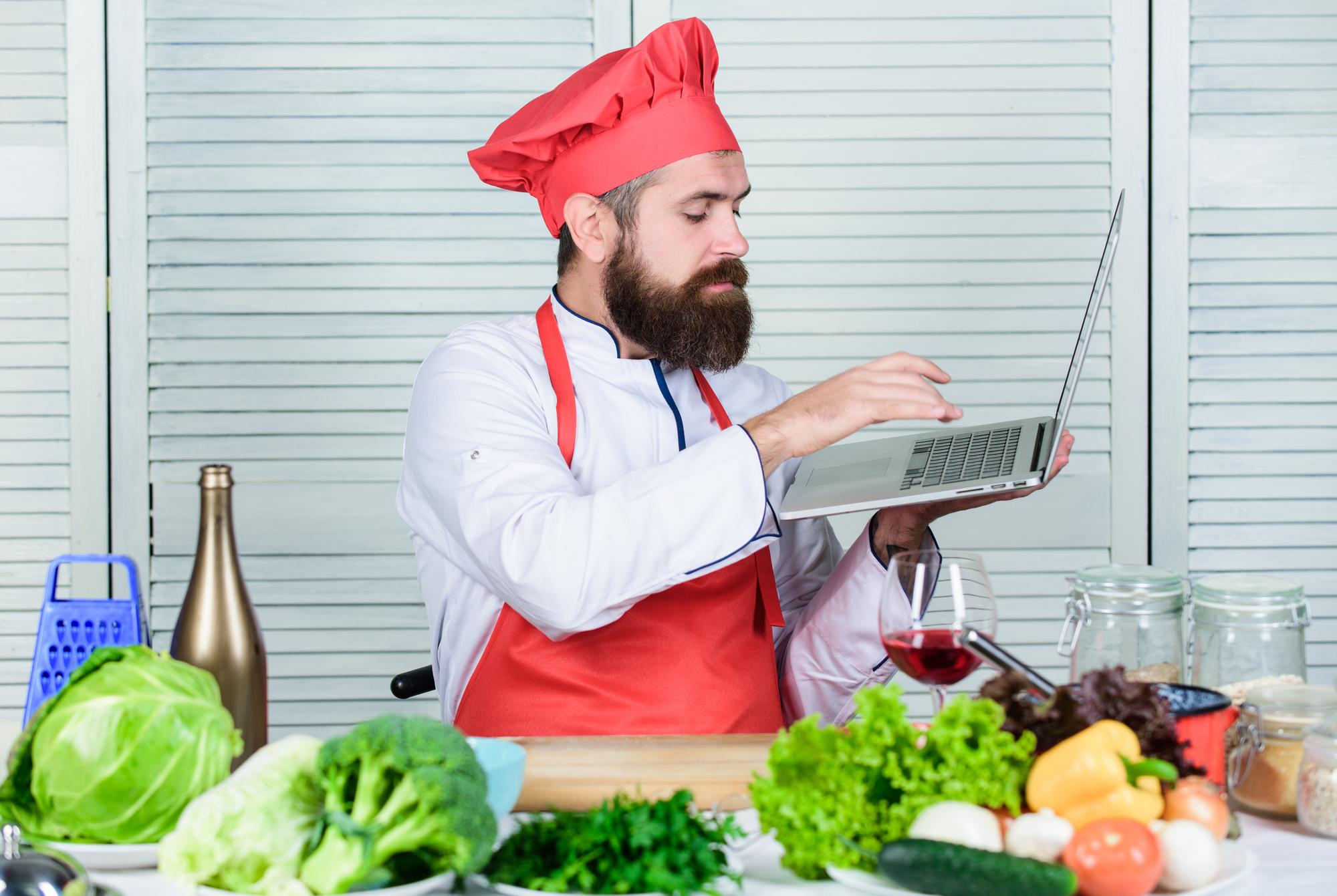 Chef che dimostra tecnica molecolare davanti a laptop